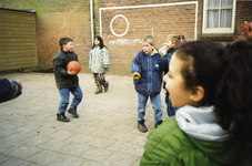 108640 Afbeelding van spelende kinderen op het plein van de Basisschool De Koekoek (Koekoeksplein 2A) te Utrecht.N.B. ...